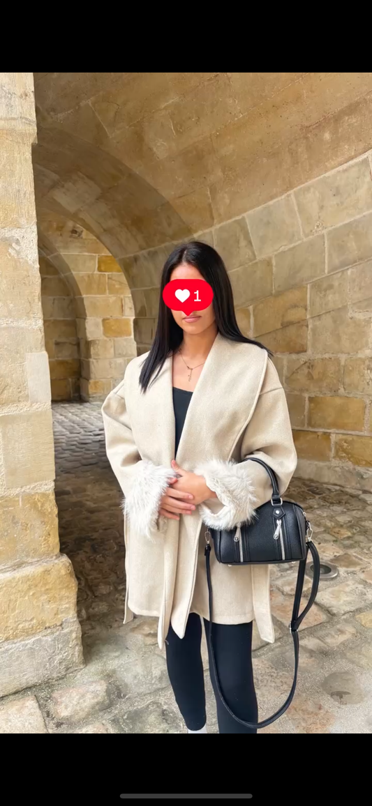 Manteau à Détails en Fausse Fourrure